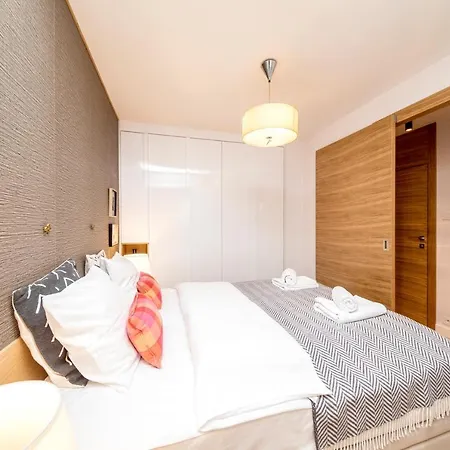 Golden With Air Condition By Your Freedom Apartment