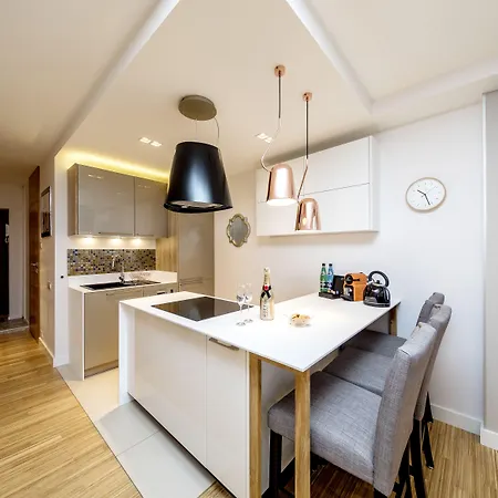 Golden With Air Condition By Your Freedom * Varšava