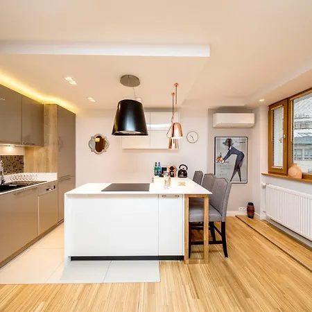 Golden With Air Condition By Your Freedom Varsovia